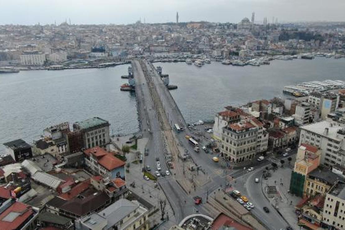Eminönü ve Karaköy'de son durum havadan fotoğraflandı... Duraklar, meydanlar boş kaldı