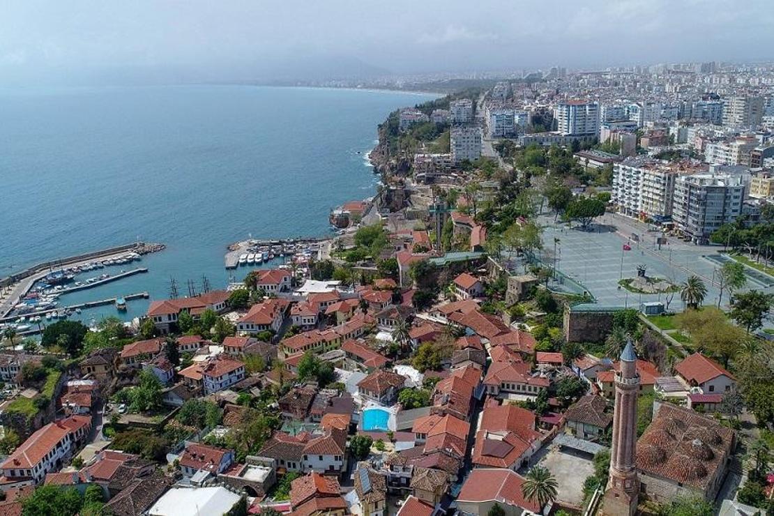 Antalya'da Cumhuriyet Meydanı'nda 'koronavirüs' ıssızlığı