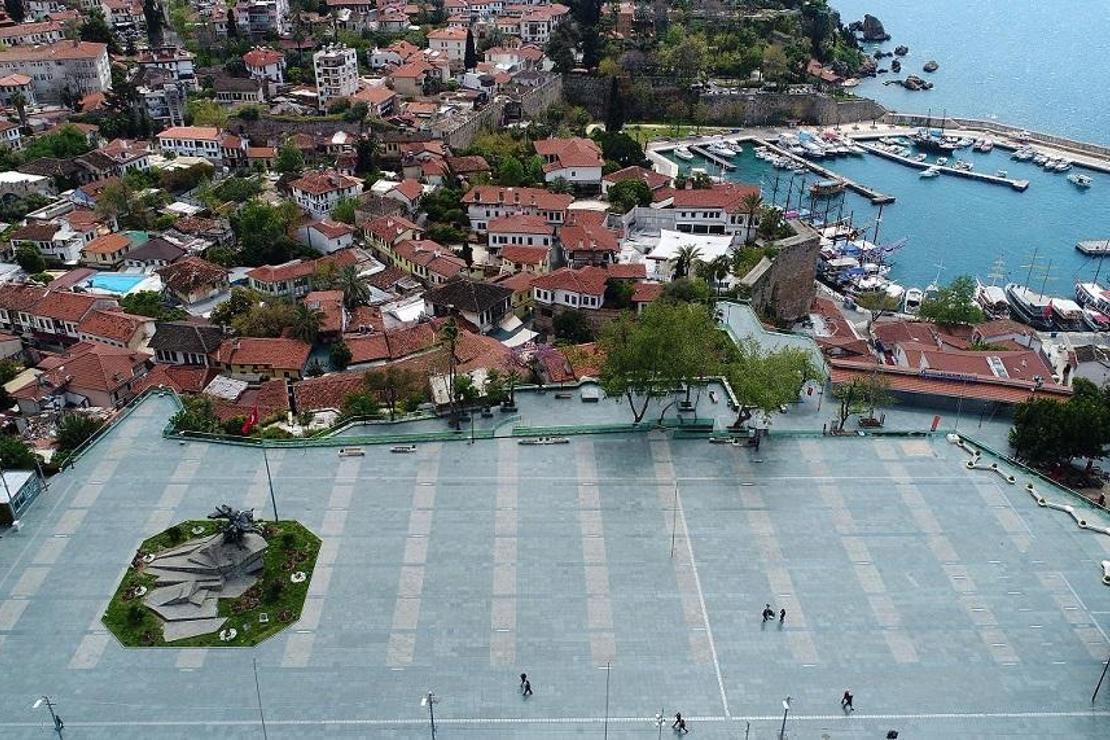 Meydanlar sokak hayvanlarına kaldı