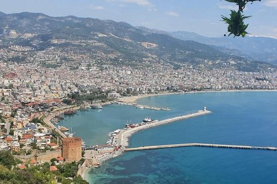 Alanya tarihi sessizliğe büründü, dünyaca ünlü sahilleri boş kaldı