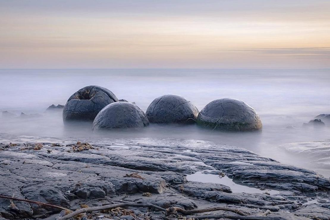 Küre şeklindeki taşlarıyla ünlü Koekohe Plajı