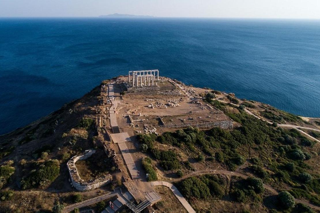 Ege Denizi'ne tepeden bakan Poseidon Tapınağı