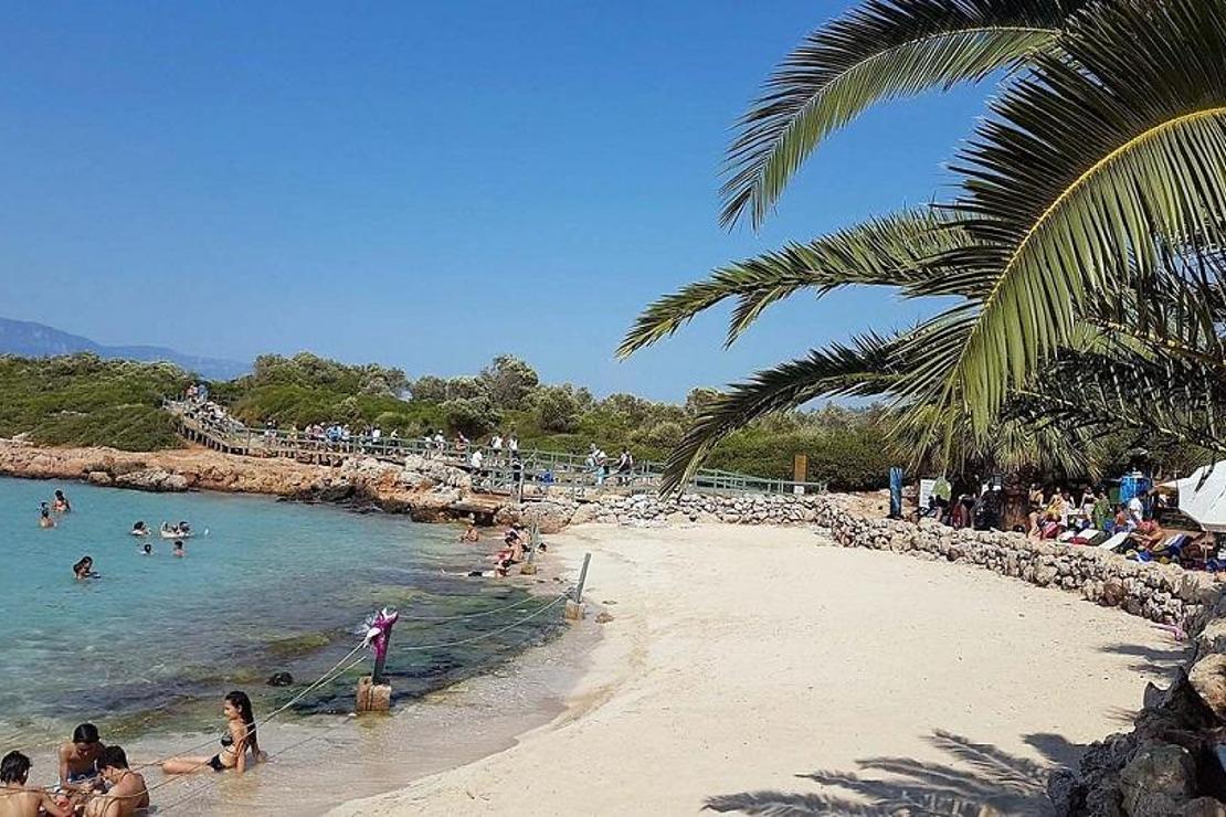 Plajındaki kumlarının Mısır'dan gemilerle getirildiğine inanılan Sedir Adası