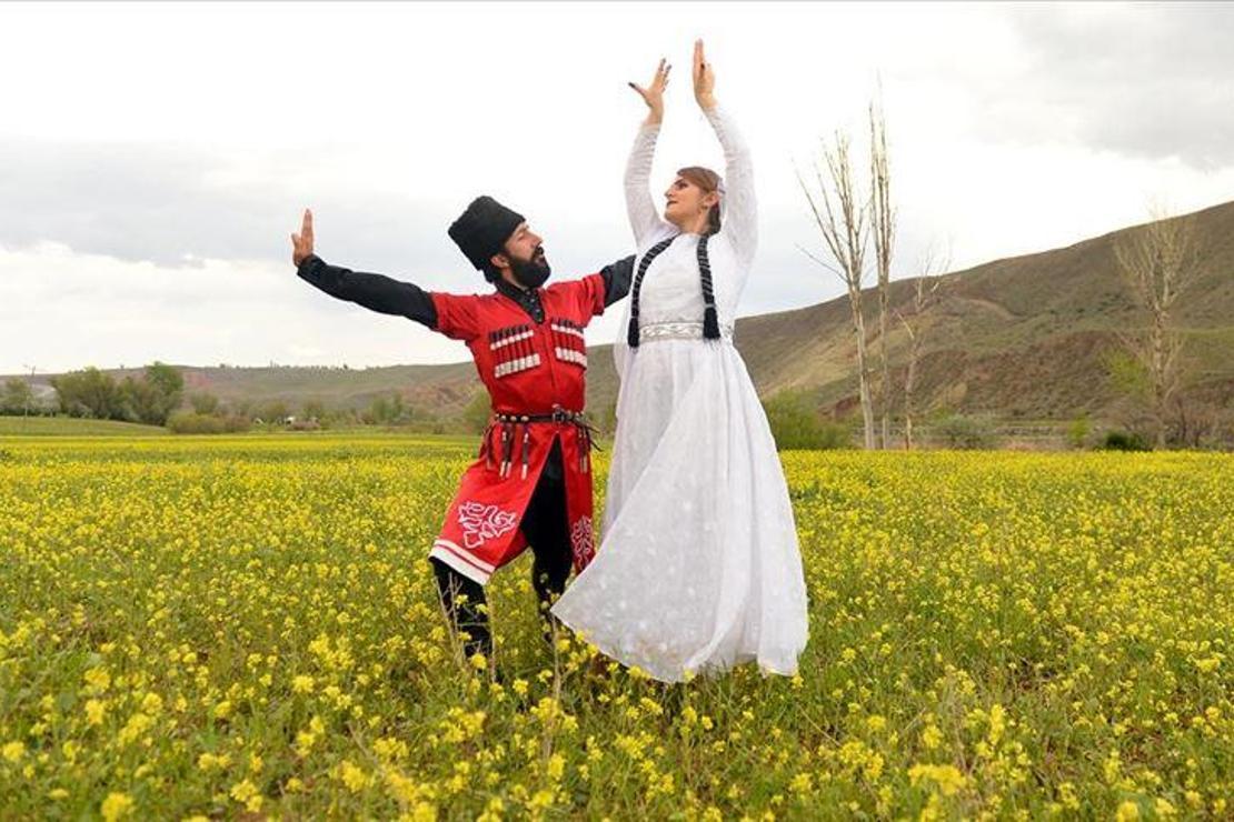 Doğal stüdyoya dönüşen hardal tarlasında Kafkas dansı