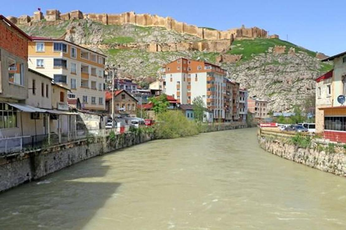 Çoruh nehri artan debisiyle Bayburt'u Venedik'e benzetti