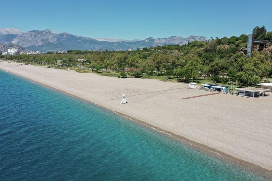 Antalya'nın dünyaca ünlü Konyaaltı Plajı'nda deniz keyfi sosyal mesafeli olacak