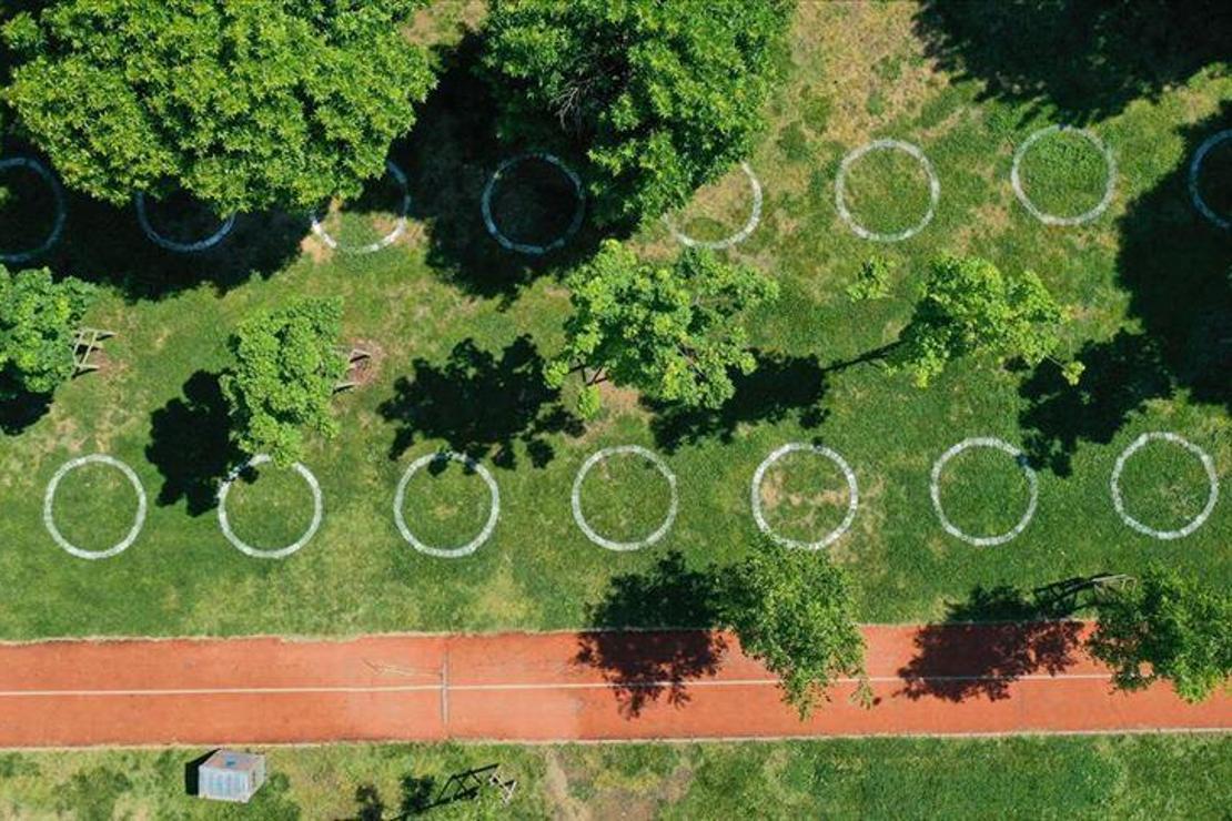 İstanbul'un parklarında 'çemberli sosyal mesafe' dönemi