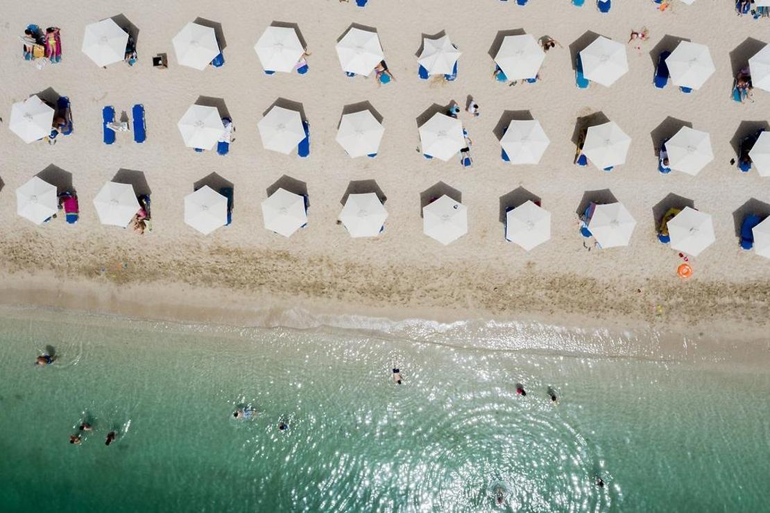 Yunanistan'da normalleşme sürecinde plajlar açıldı