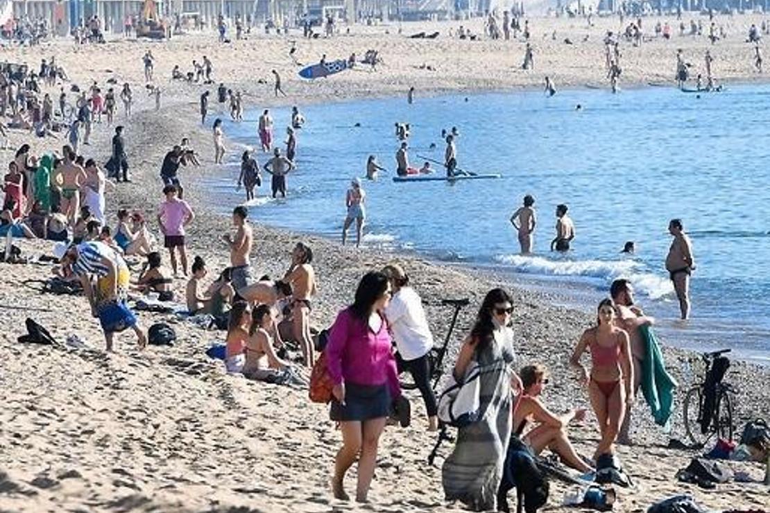 İspanya plajlarında sosyal mesafeyi hiçe saydılar