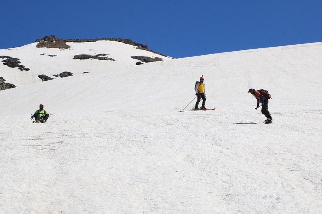 Berçelan Yaylası'nda haziranda snowboard