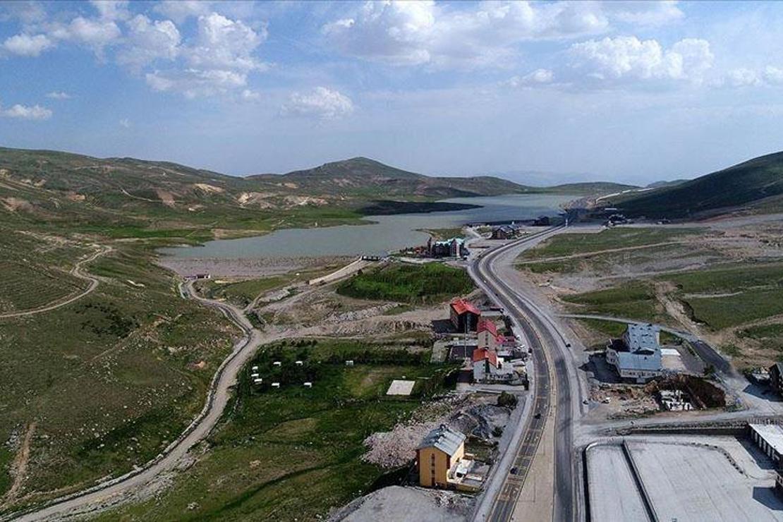 Sporun yanında kış ve doğa turizminin de merkezlerinden Erciyes ziyaretçilerini bekliyor