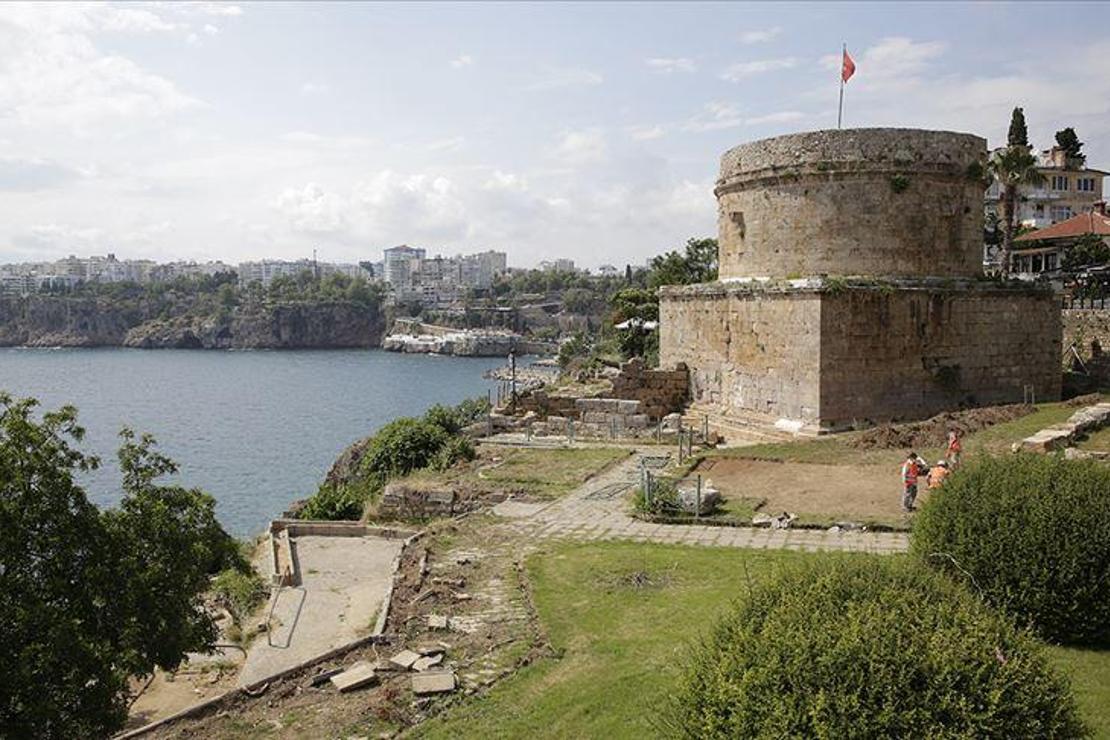 Antalya'nın simgelerinden Hıdırlık Kulesi çevresinde arkeolojik kazı başlatıldı