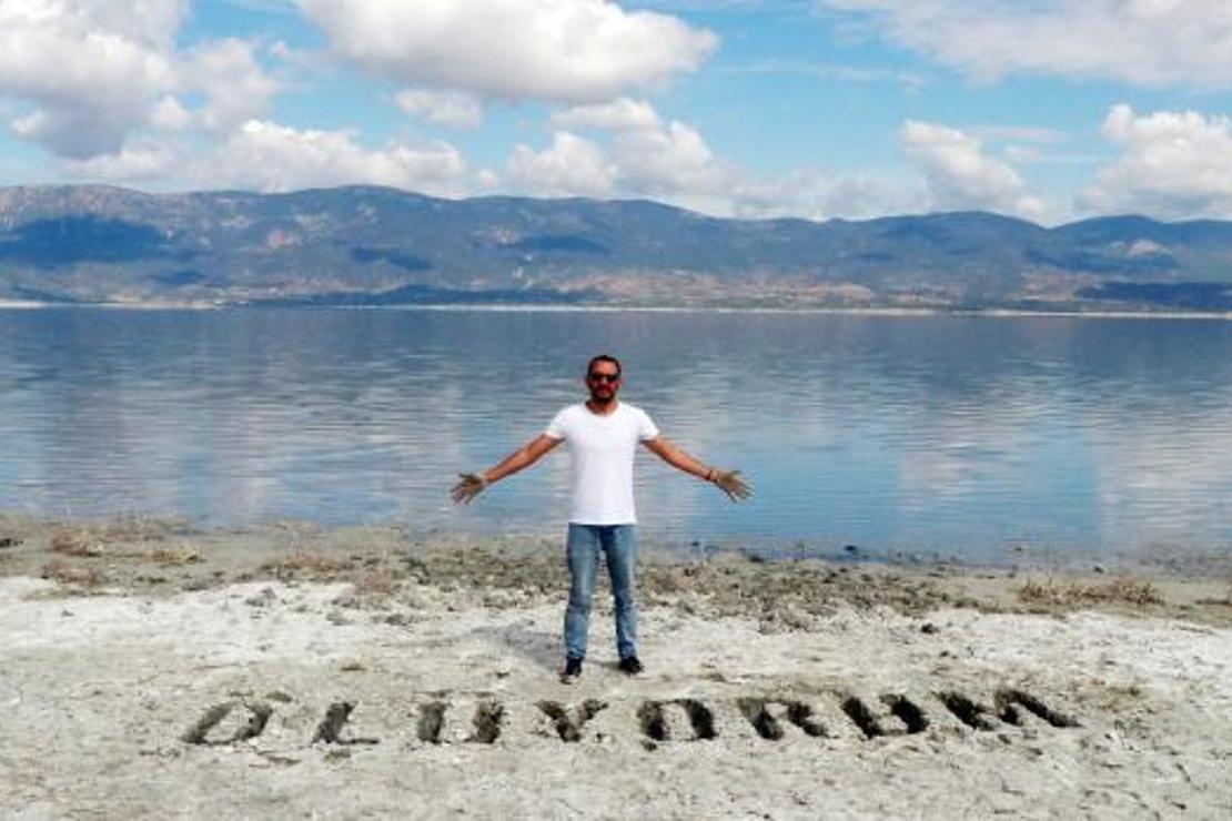 Kuruyan Burdur Gölü'ne dikkat çekmek için kenerına 'ölüyorum' yazdı