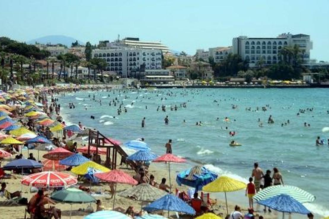 Kuşadası'nda plajlarda yoğunluk; sosyal mesafe kalmadı