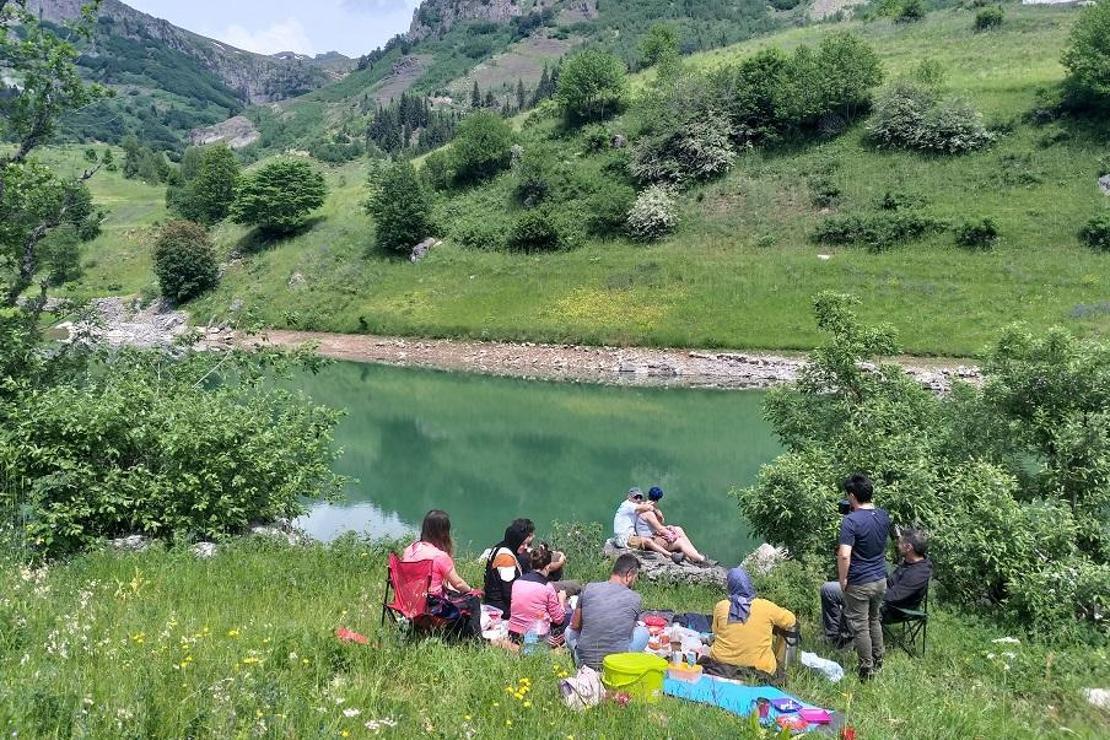 Artvin'de bin 800 rakımlı köyde kamp keyfi