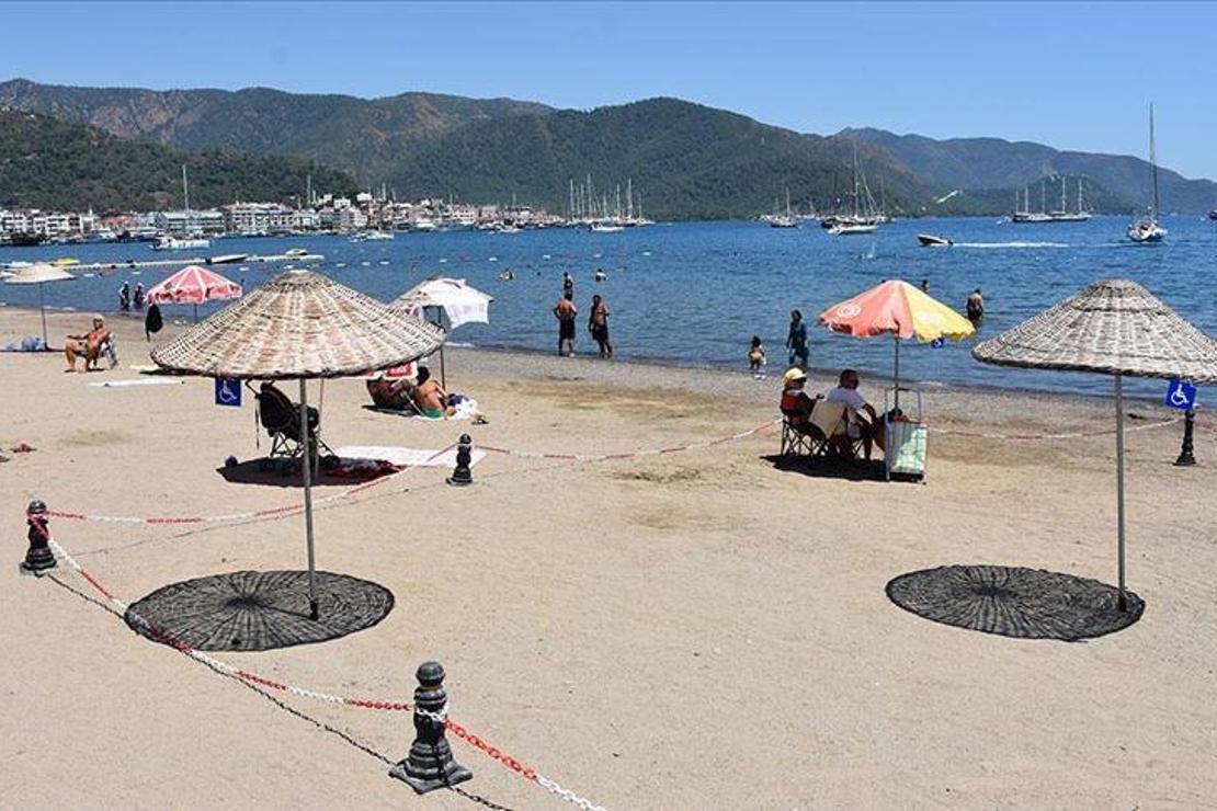 Marmaris Halk Plajı'nda mavi bayraklar dalgalanmaya başladı