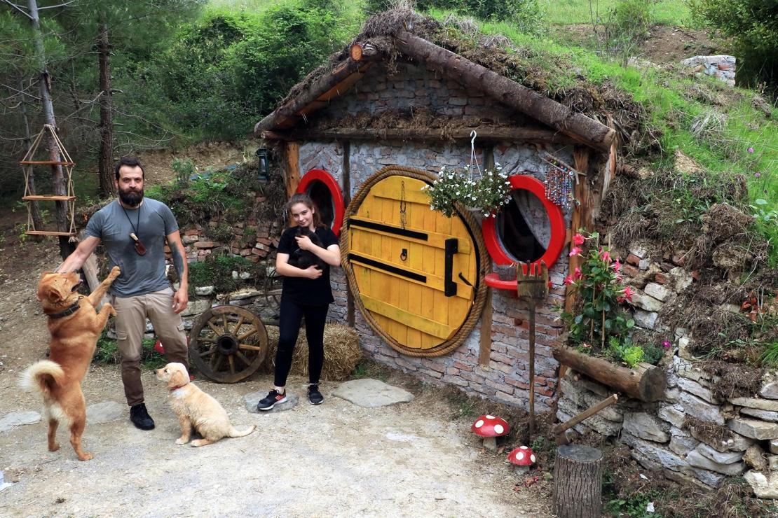 Salgın sürecinde kızına doğada 'Hobbit' evi yaptı