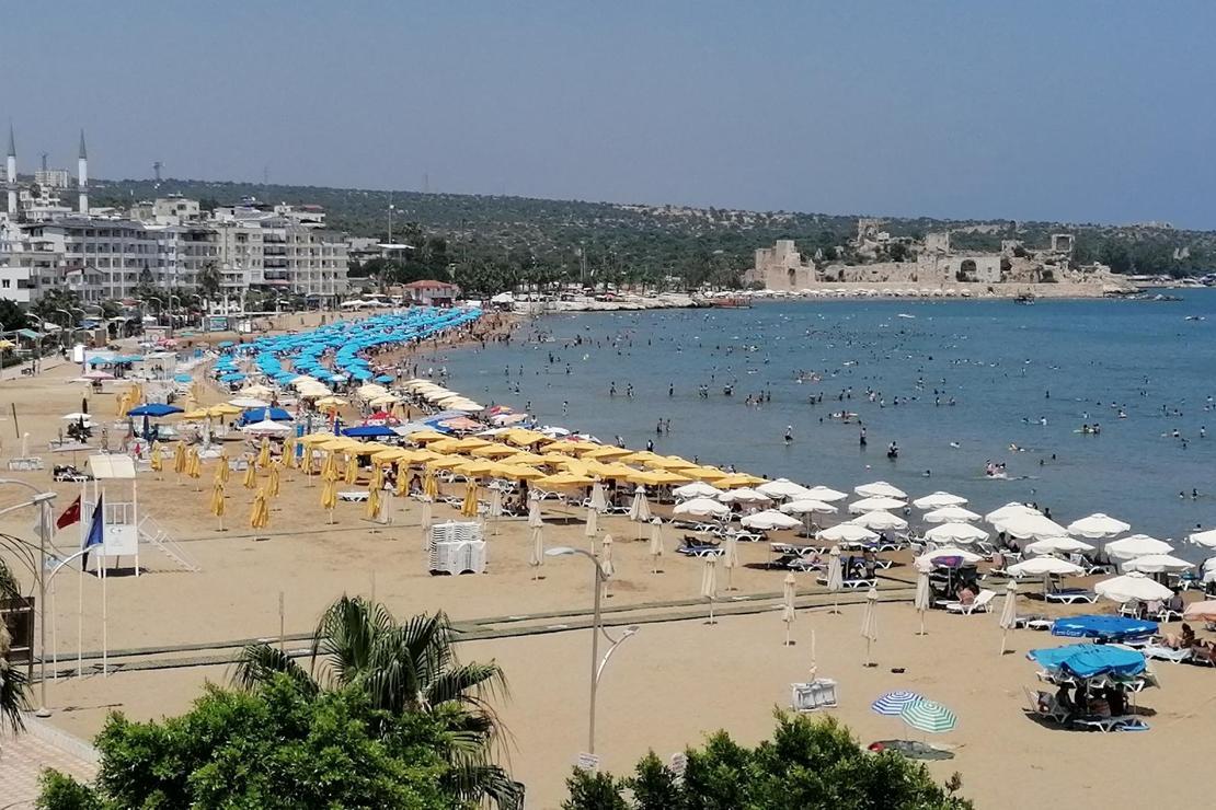 Mersin'de plajlar pandemi sonrası en yoğun günlerini yaşıyor