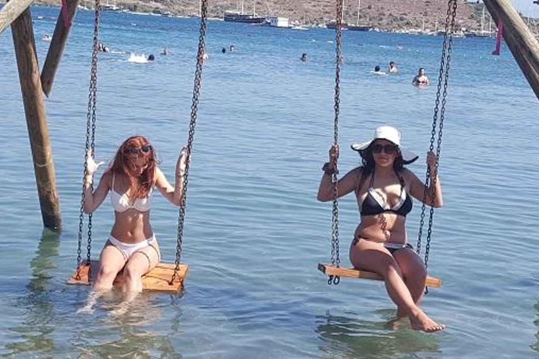 Bodrum'da yerli tatilciler sosyal mesafeli denizin keyfini çıkardılar