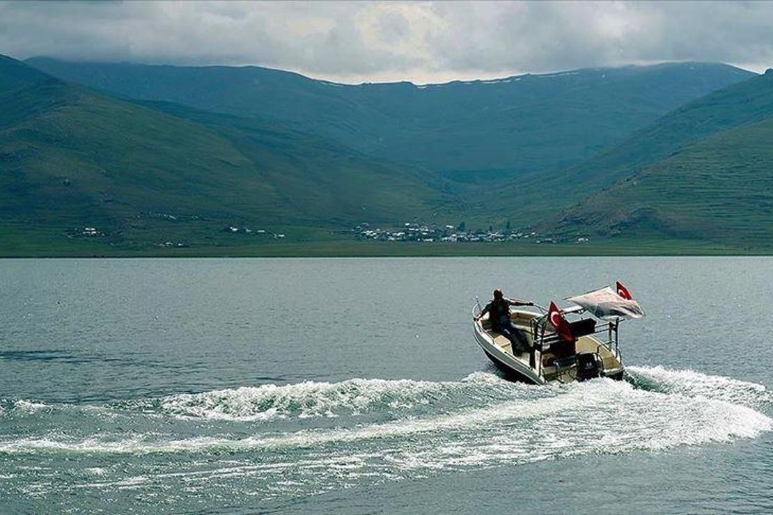 Kışın atlı kızak keyfi yaşanan Çıldır Gölü yazın tekne turlarıyla şenlendi