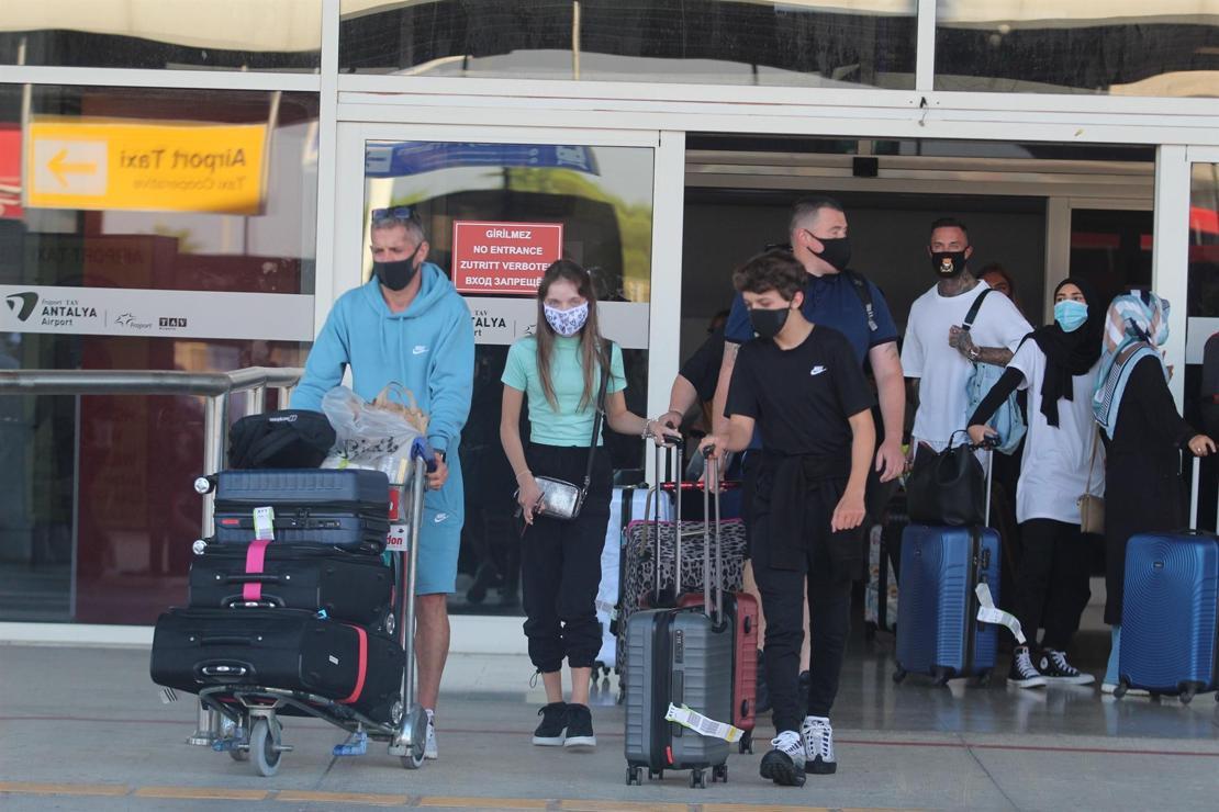 Antalya'ya sezonun ilk İngiliz turist kafilesi geldi