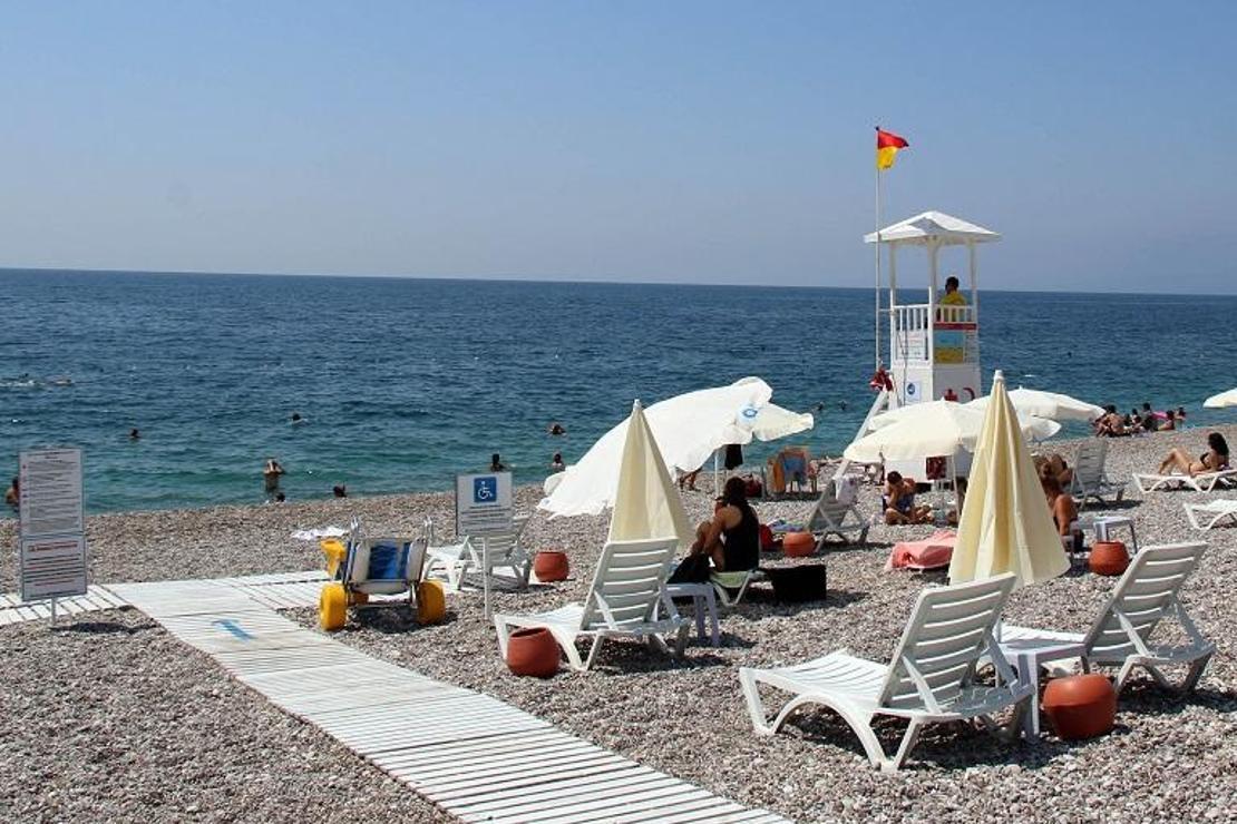  EKDAĞ Konyaaltı Plajı tatilcilerin gözdesi oldu