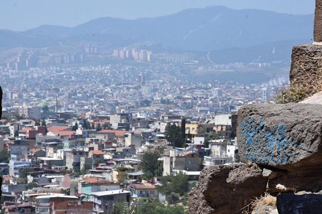 İzmir'de tarihe saygısızlık: Kadifekale'nin surları yazı tahtasına döndü