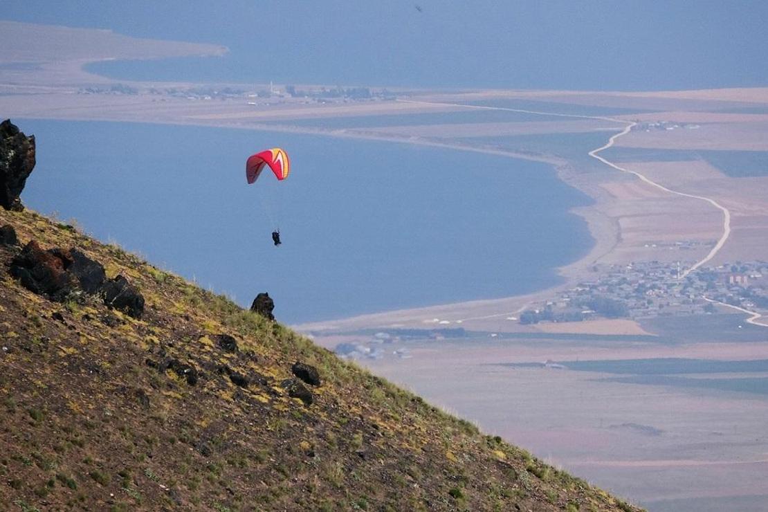 Süphan Dağı eteklerinde Van Gölü manzaralı yamaç paraşütü