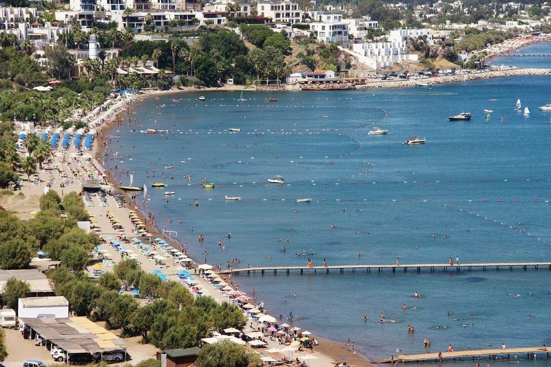 Türkiye'nin en temiz koylarından Kargı'da denizin, güneşin tadını doyasıya çıkarıyorlar