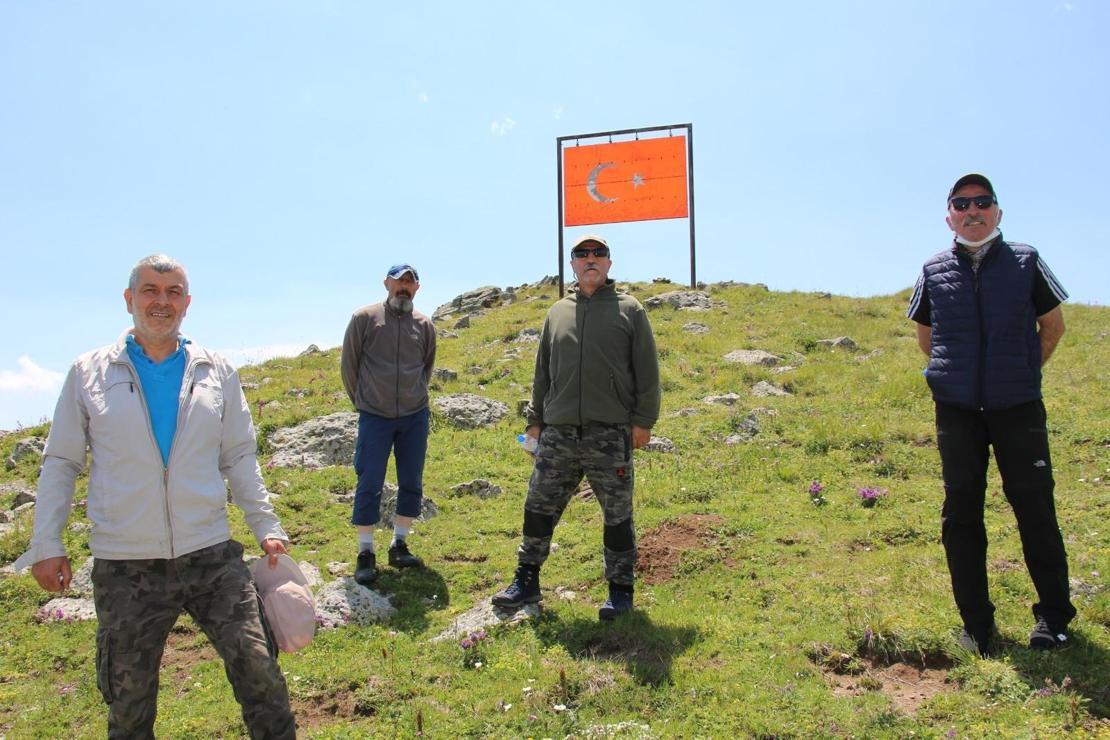 Oltulu doğaseverler Allahuekber dağına tırmandılar