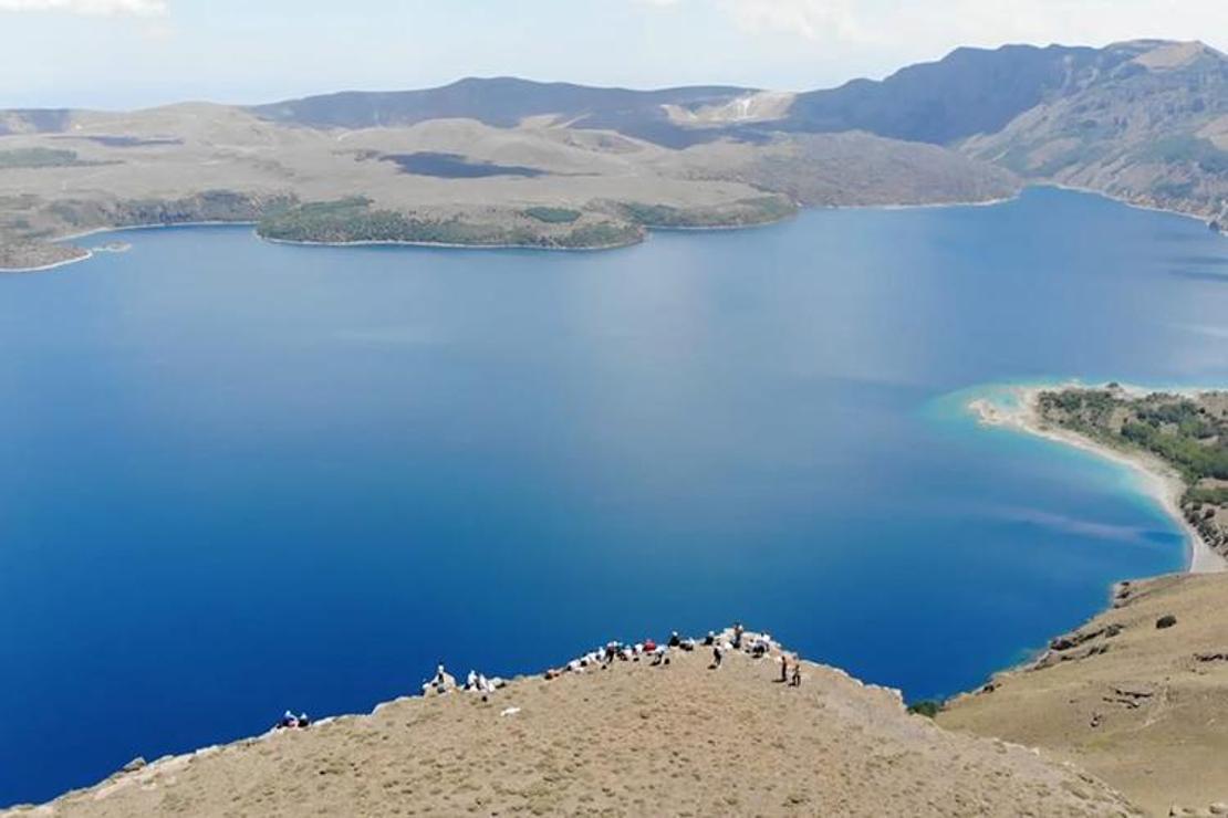 Türkiye'nin en büyük krater gölünde zirve yürüyüşü
