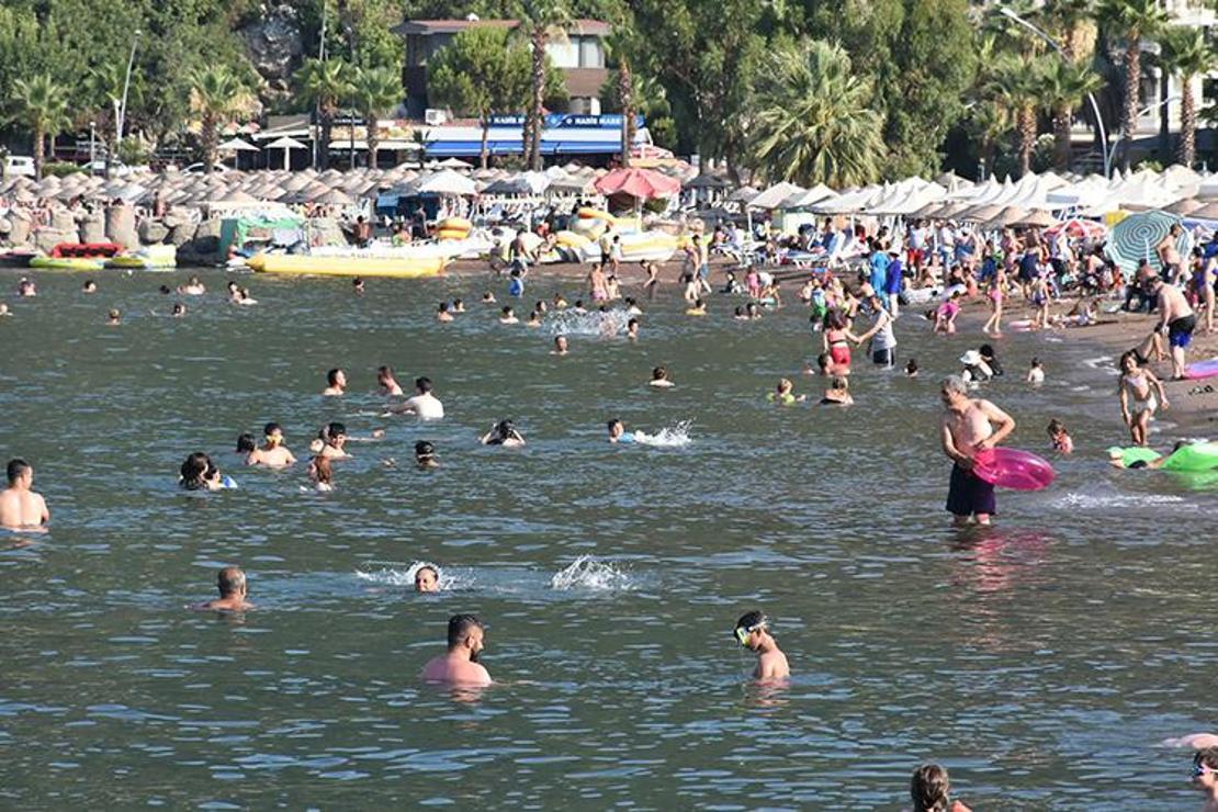 Marmaris'te bayram tatilini uzatanlar plajları doldurdu