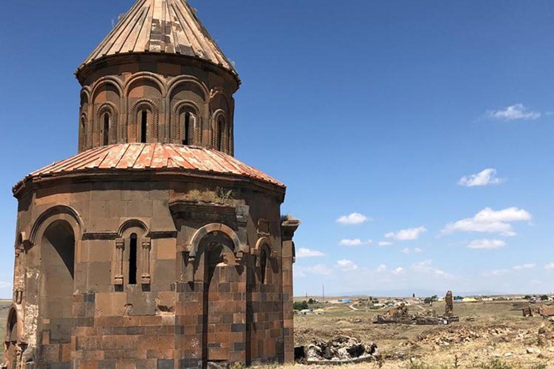 Ani'de utandıran görüntü...Tarihi yapıtların duvarları aşk ilan alanı oldu