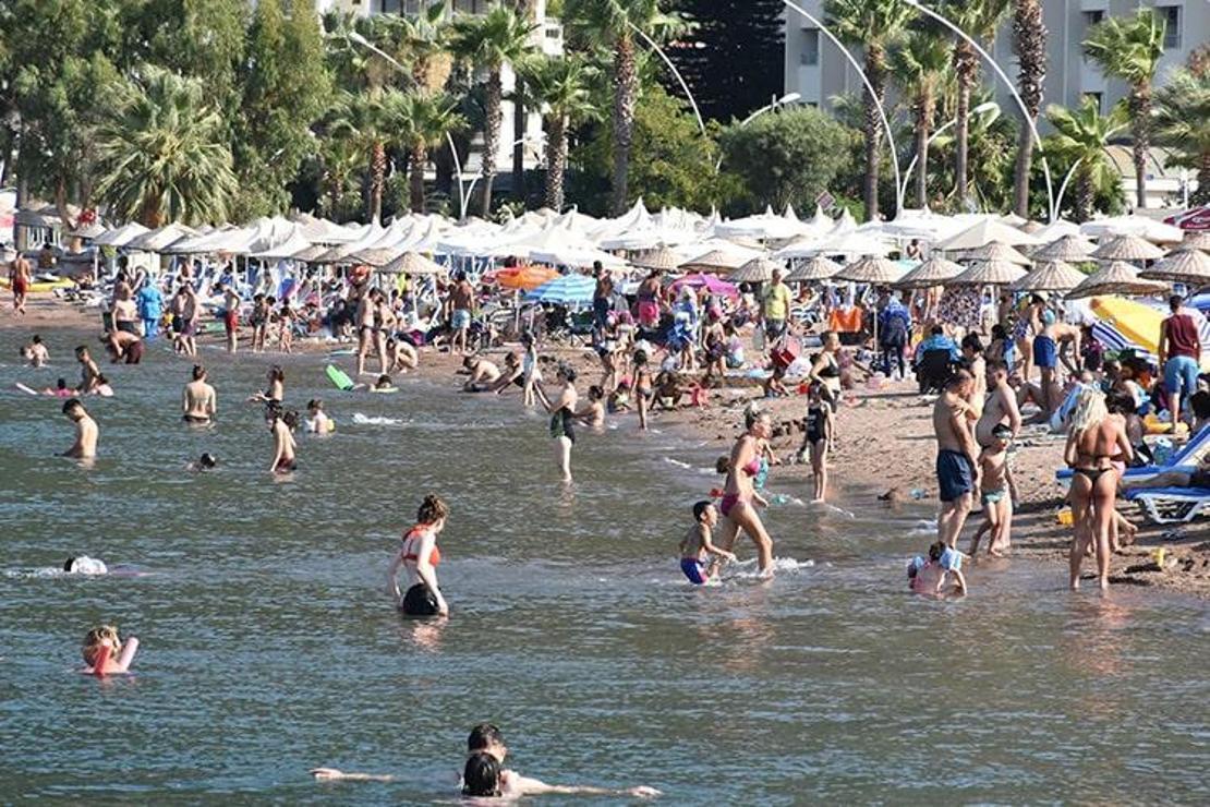 Marmaris'te sıcakta sokaklar boşaldı...Plaj ve havuzlarda yoğunluk yaşandı