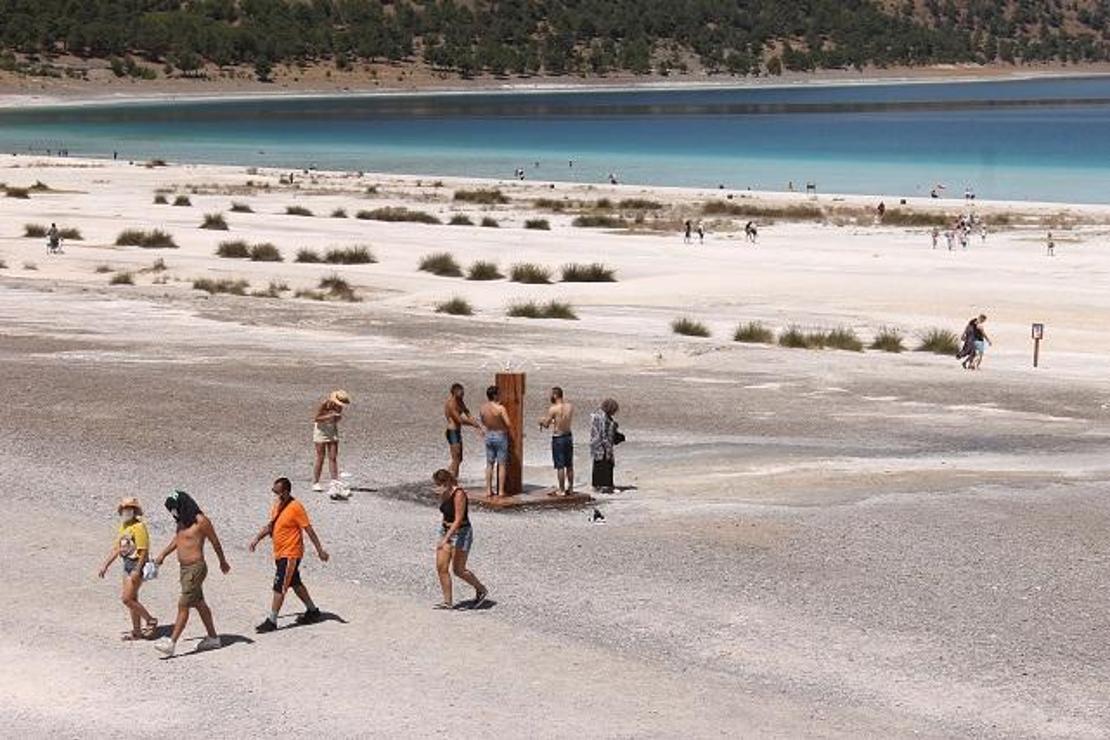 Salda Gölü'nde çamur çukuruna girene ceza