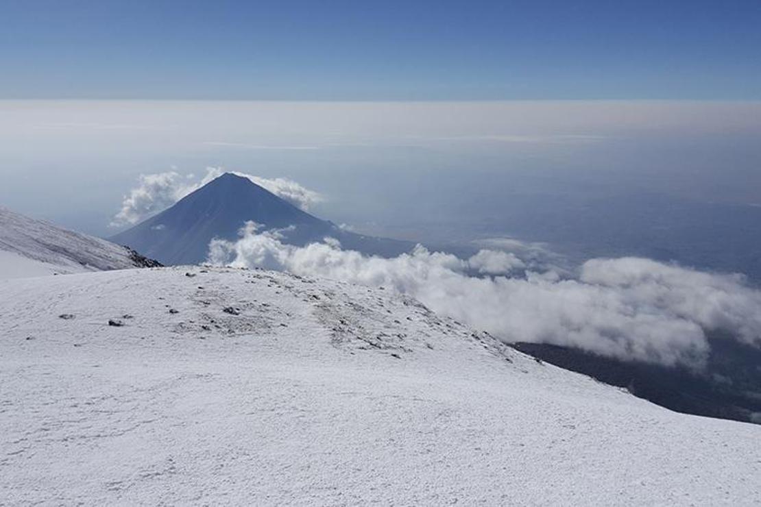 Balıkesirli profesyonel dağcı Ağrı Dağı'nın zirvesine tırmandı 