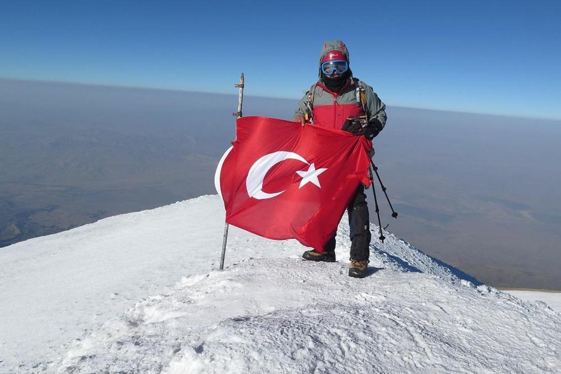 Türkiye’nin en yüksek dağına 61 yaşında ikinci kez tırmandı