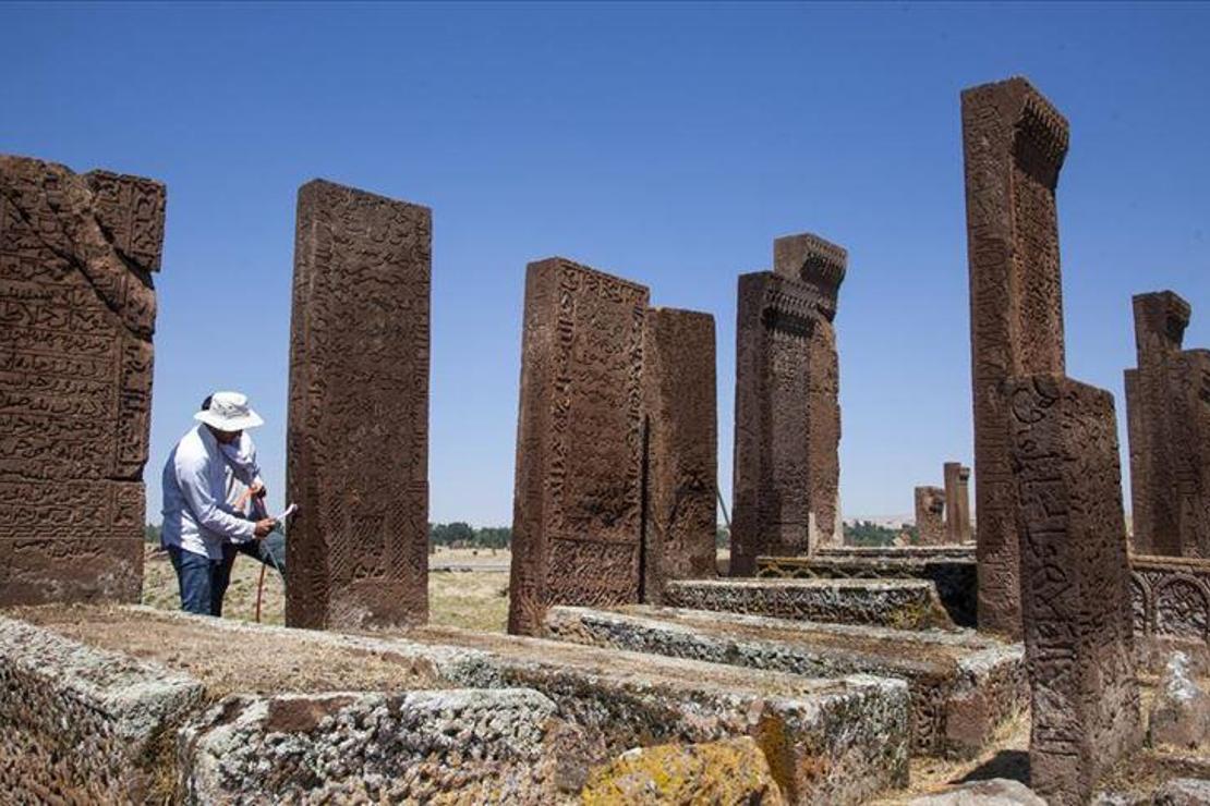 Selçuklu Meydan Mezarlığı'ndaki restorasyon çalışmaları sürüyor