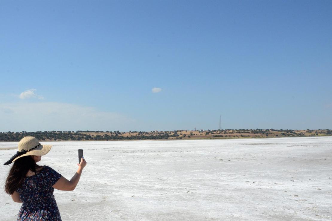 Edirne'de suyu buharlaşan gölün tuz tabakası ortaya çıktı