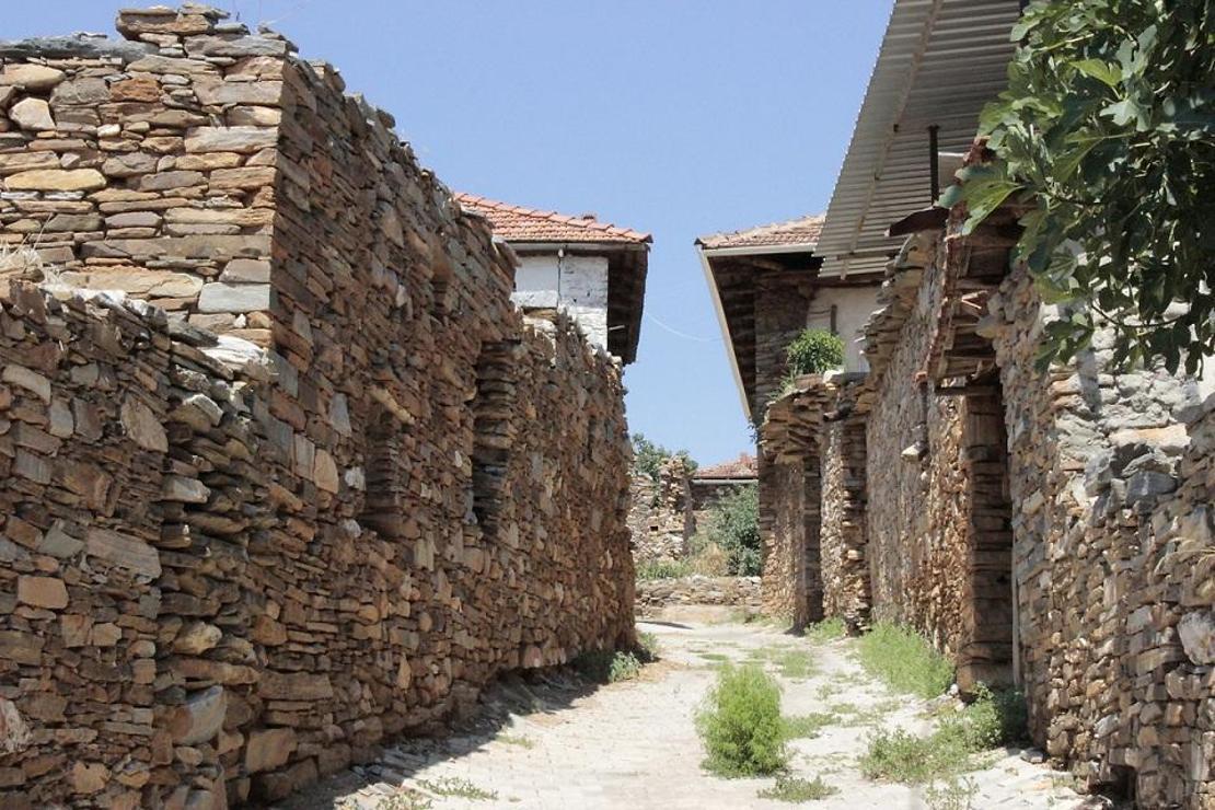 Taş evleriyle ünlü, Bektaşi-Türk Kültürü’nün yaşatıldığı Çalçakırlar Köyü