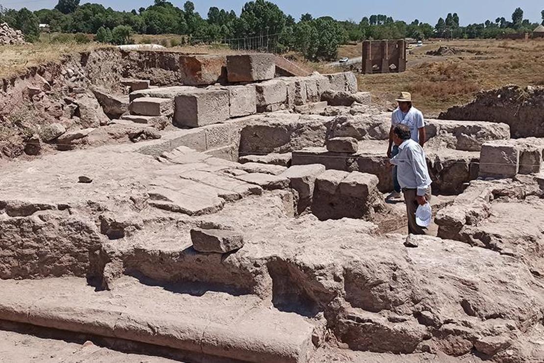 Ahlat’taki kazılar tarihe ışık tutuyor 