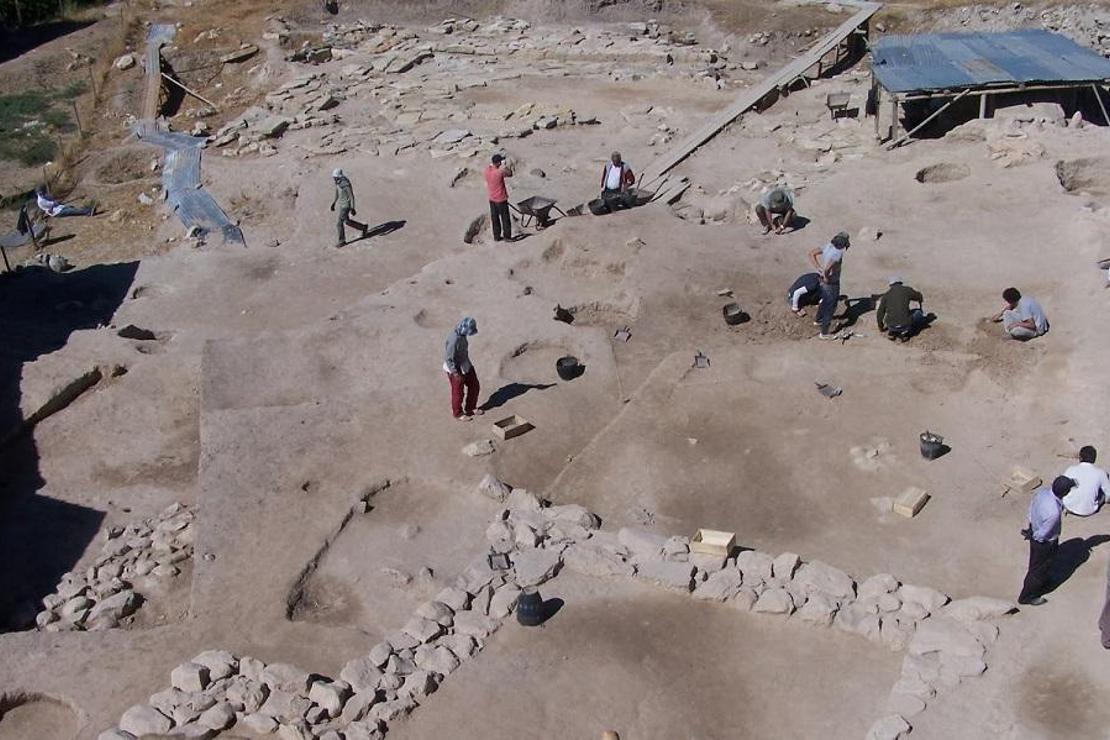 Arslantepe Höyüğü'nde cam kolye ve bilezik bulundu 