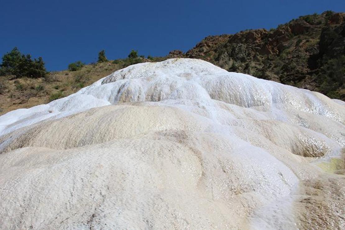 Oltu'da Pamukkale'yi andıran görüntüler... Şifalı olduğuna inanlar tarafından ilgi görüyor 