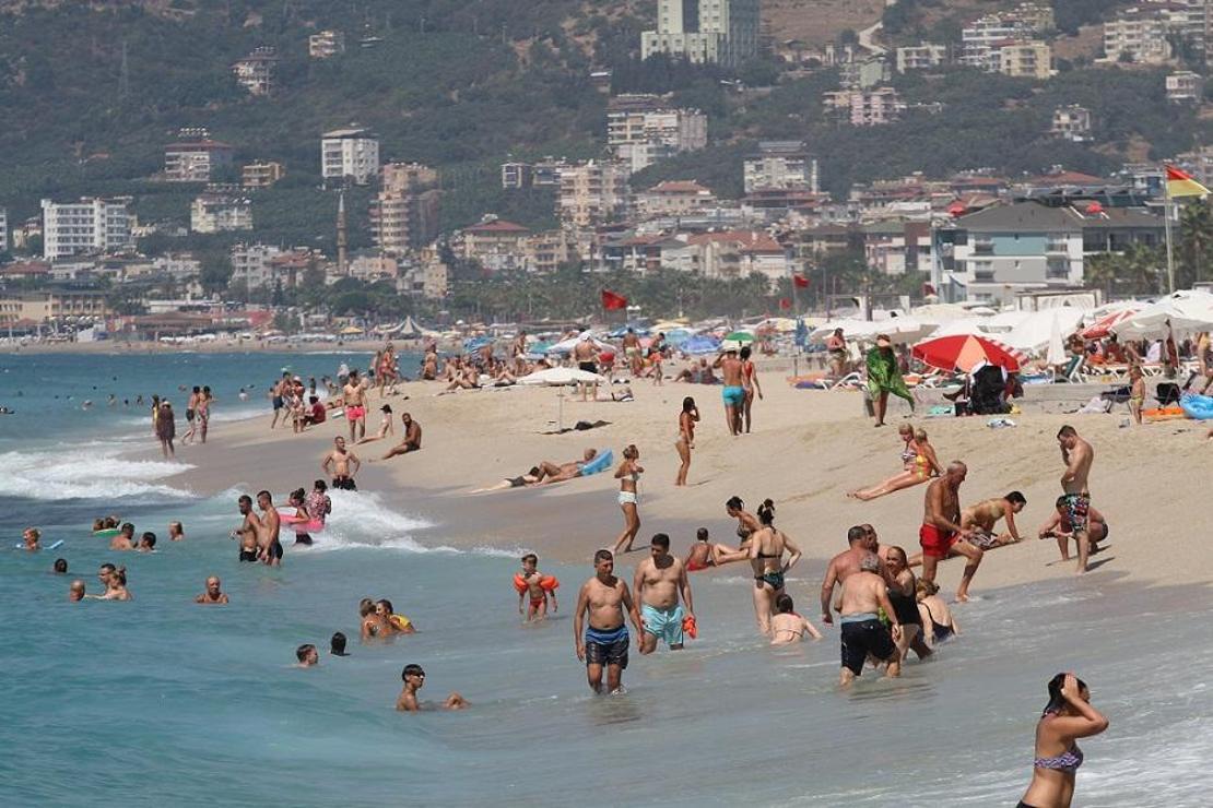 Kavurucu sıcaklardan bunalan turistler soluğu plajlarda aldı