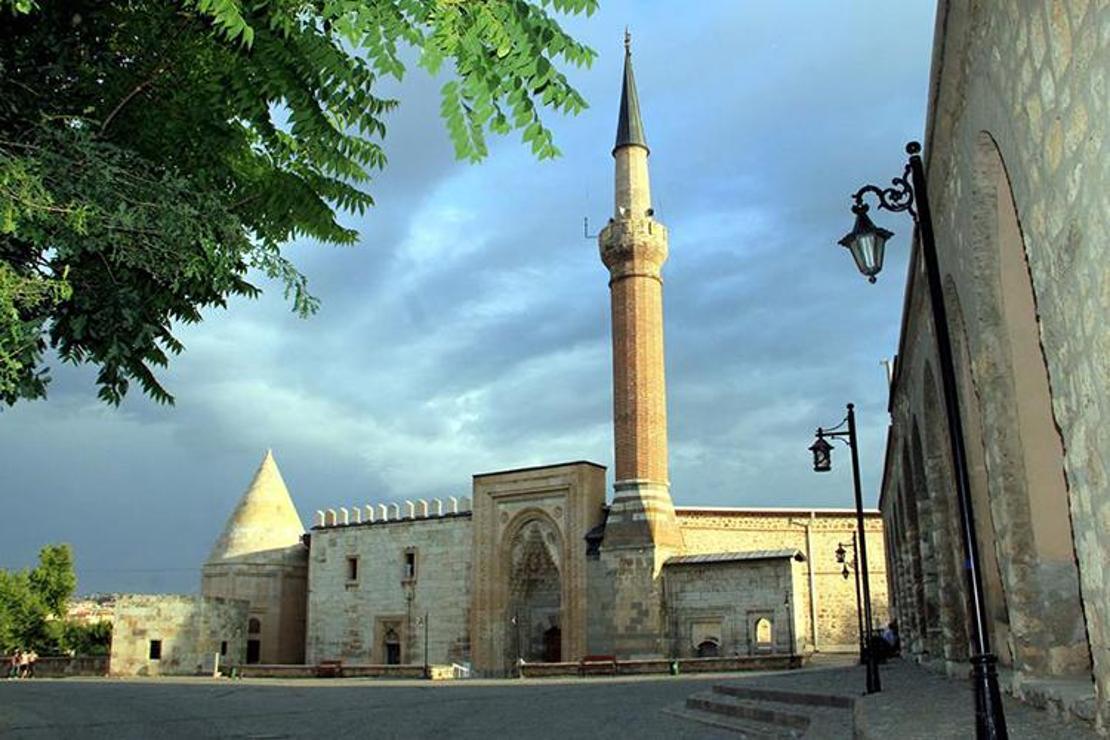 Eşrefoğlu Camii Nerede? Eşrefoğlu Camisi Tarihi, Özellikleri, Hikayesi Ve Mimarı Hakkında Bilgi