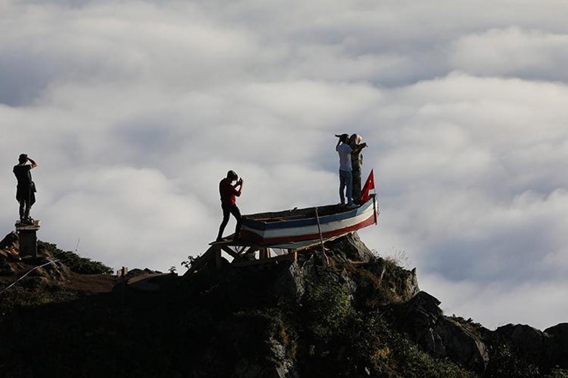 2 bin 700 metredeki yaylada, kayıkta 'Titanic pozu' veriyorlar