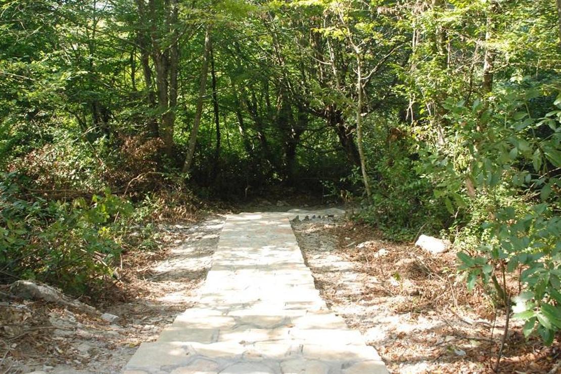 Gürcüoluk Mağarası Tabiat Parkı'na yürüyüş yolu ve piknik alanı
