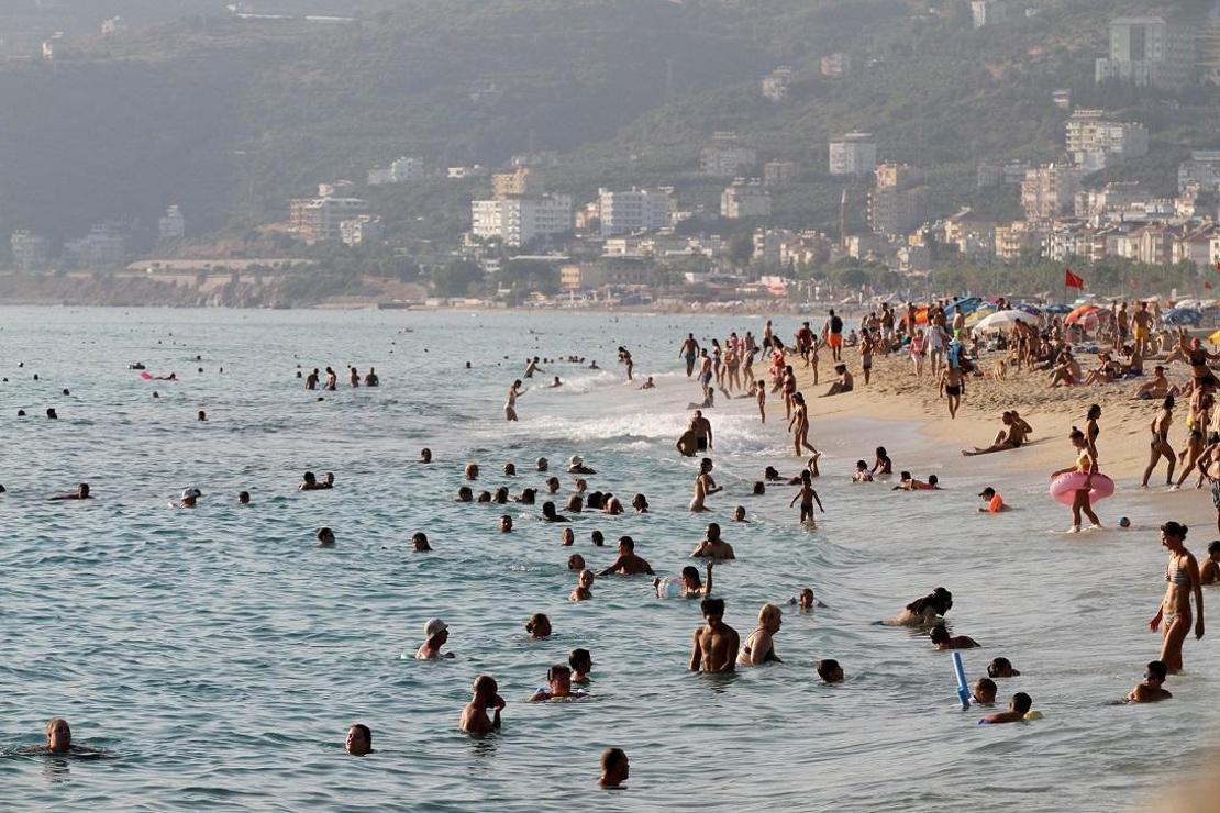 Alanya’da sahiller tıklım tıklım