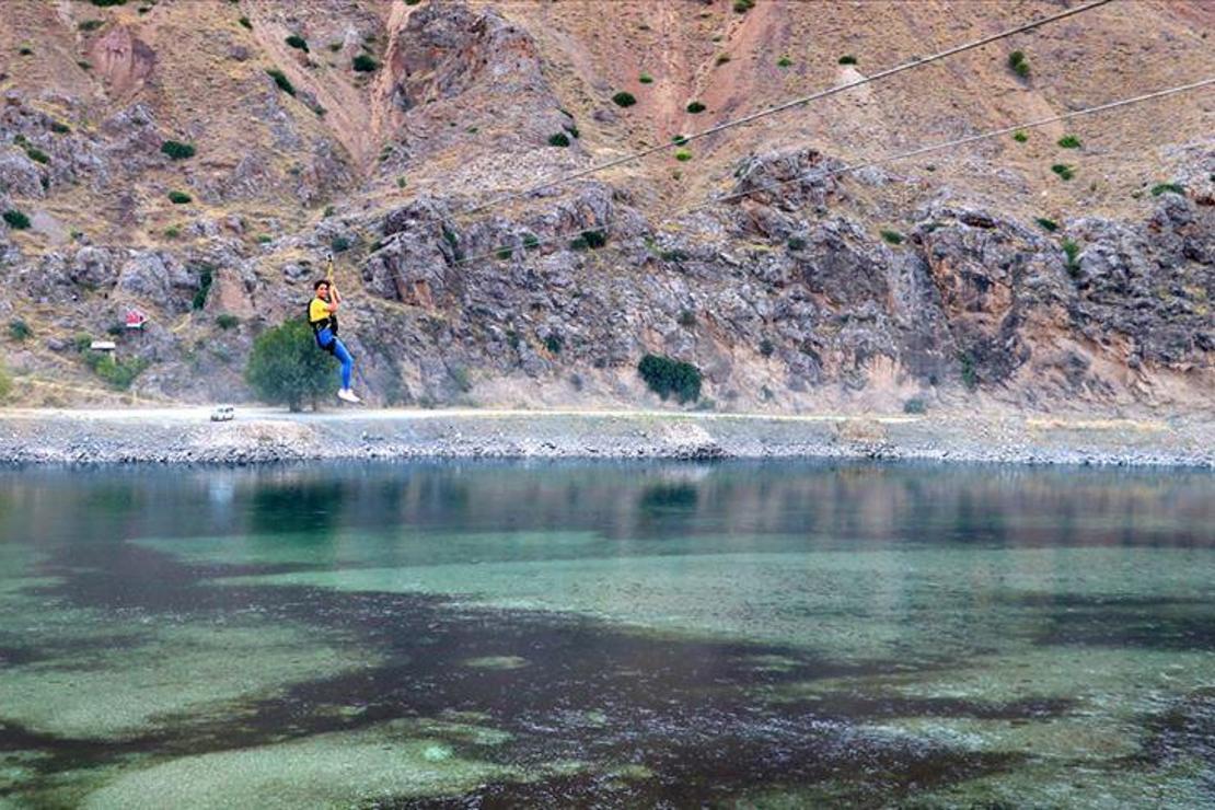 Fırat Nehri üzerine kurulan 'zipline' ilgi odağı oldu