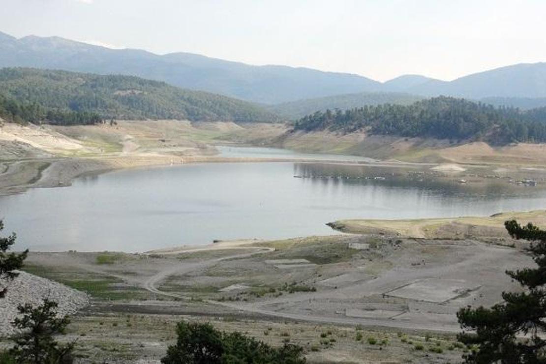 Yapraklı Baraj Gölü'nün çevresi çöplüğe döndü